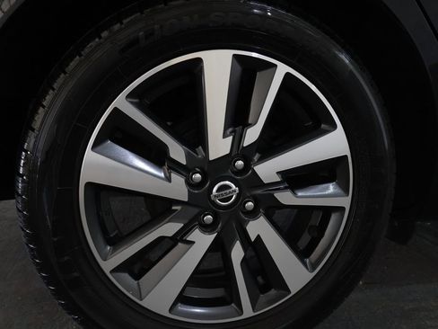 Used 2022 Nissan Versa SV FWD image 29