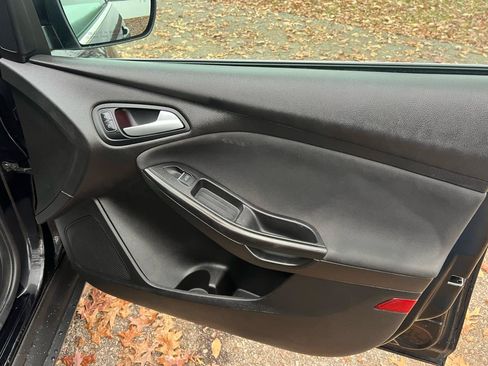 Used 2016 Ford Focus Titanium w/ Titanium Technology Package FWD image 19