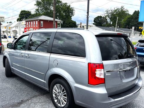 Used 2013 Chrysler Town & Country Touring-L w/ Driver Convenience Group FWD image 4