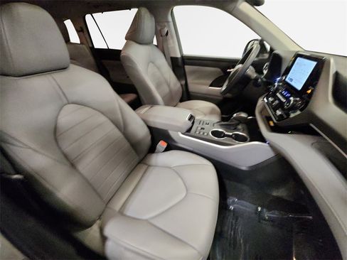 Used 2023 Toyota Highlander XLE image 26