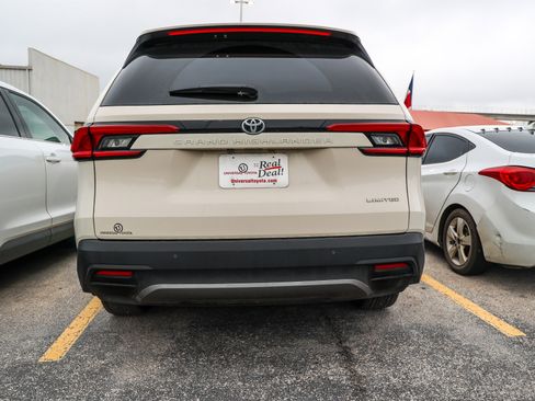 Certified 2024 Toyota Grand Highlander FWD image 9