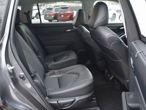 Used 2023 Toyota Highlander XLE image 22