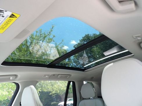Certified 2025 Volvo XC90 T8 Plus AWD/4WD image 17