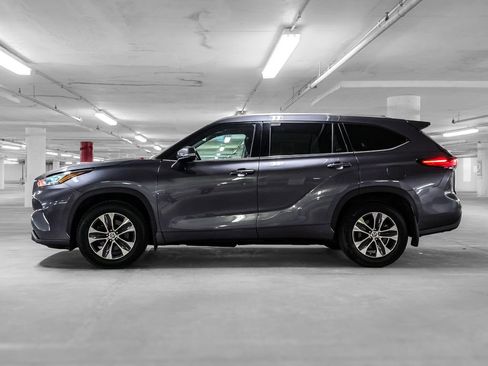 Used 2020 Toyota Highlander XLE AWD/4WD image 14