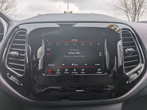 Used 2019 Jeep Compass Latitude image 17