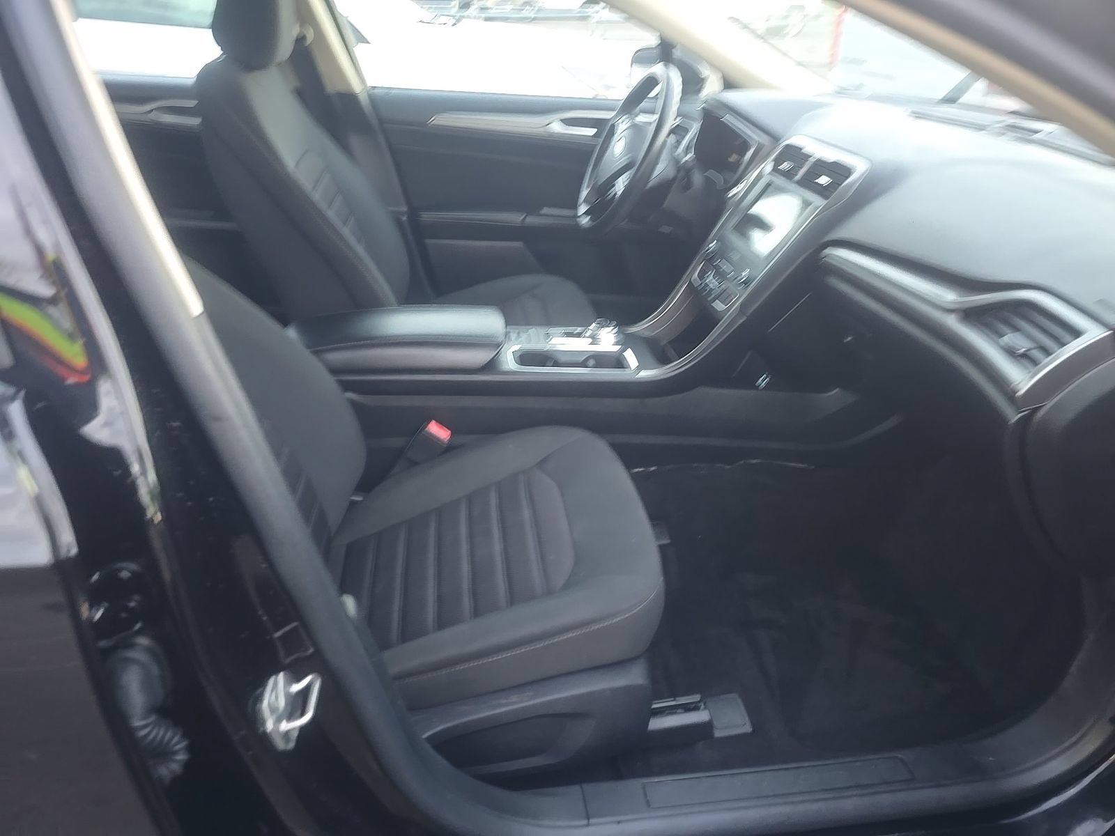 Used 2020 Ford Fusion SE FWD image 14