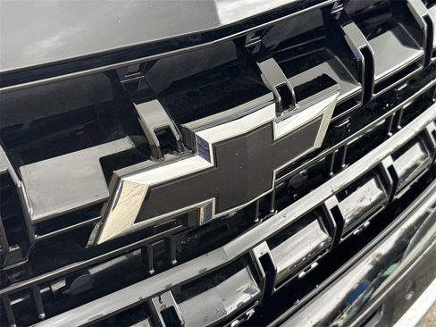 Used 2025 Chevrolet Suburban Z71 image 28