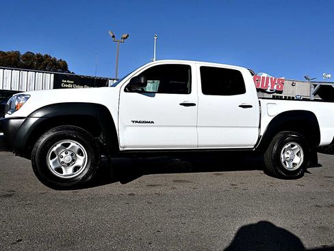 Used 2011 Toyota Tacoma PreRunner w/ Towing Pkg RWD image 4