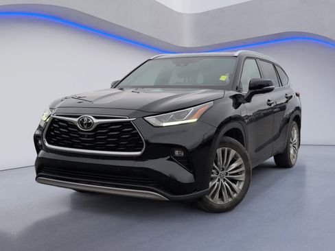 Used 2024 Toyota Highlander Platinum image 2
