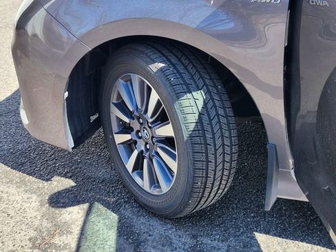 Used 2018 Toyota Sienna XLE Premium w/ Carpet Mat Package image 35