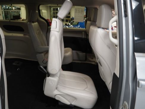 Used 2018 Chrysler Pacifica Touring-L image 27