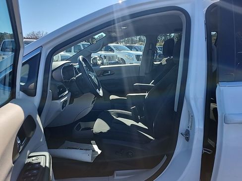 Certified 2022 Chrysler Voyager LX image 30