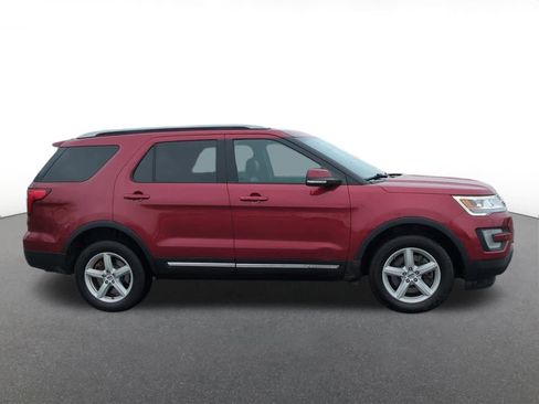 Used 2017 Ford Explorer XLT w/ Equipment Group 202A image 7