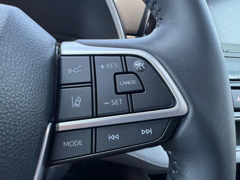 Used 2022 Toyota Highlander XLE AWD/4WD image 19
