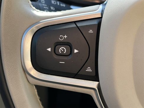 Used 2021 Volvo XC60 T5 Momentum w/ Protection Package Premier image 36