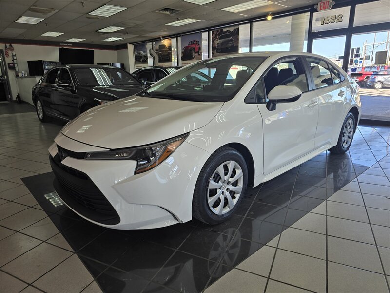 Used 2025 Toyota Corolla LE FWD image 1