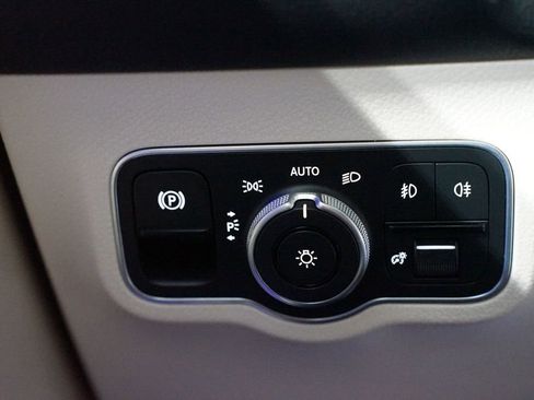 Used 2020 Mercedes-Benz GLB 250 w/ Premium Package image 25