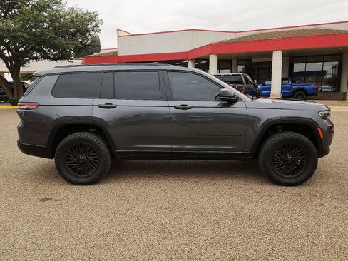 Used 2023 Jeep Grand Cherokee L Laredo AWD/4WD image 5