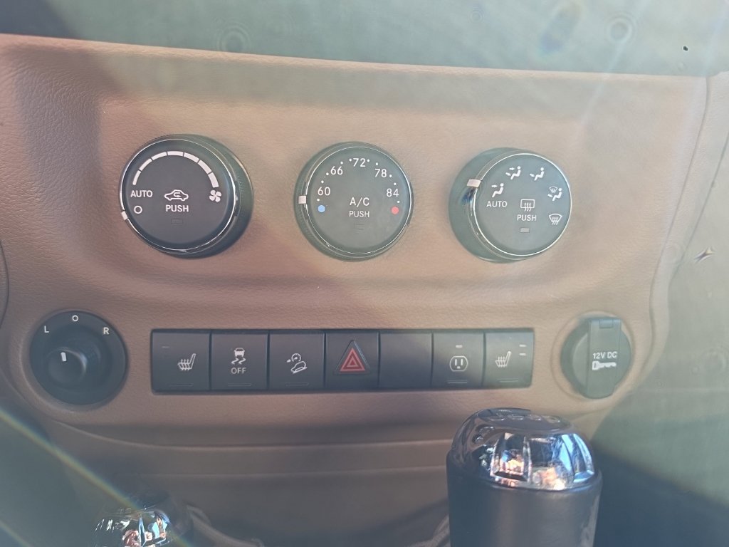 Used 2016 Jeep Wrangler Unlimited Rubicon w/ Dual Top Group AWD/4WD image 13