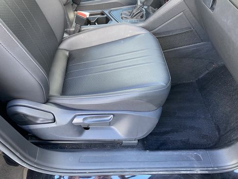 Used 2022 Volkswagen Tiguan SE w/ Panoramic Sunroof Package FWD image 35