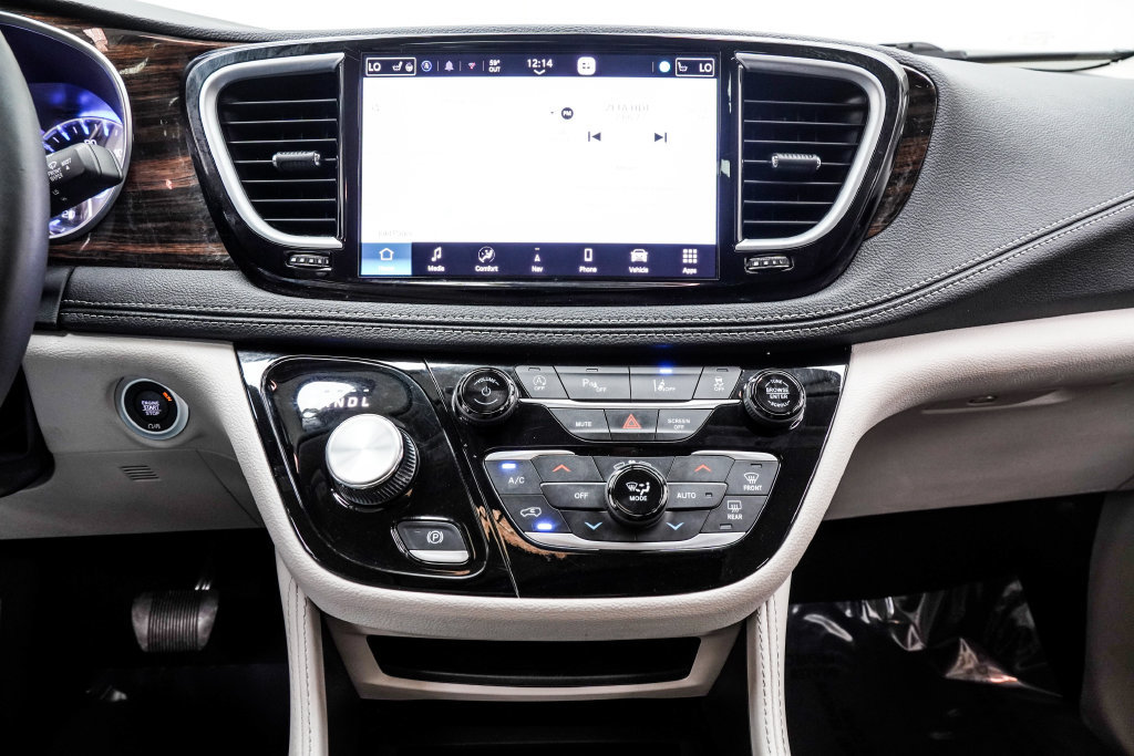 Used 2023 Chrysler Pacifica Limited FWD image 27