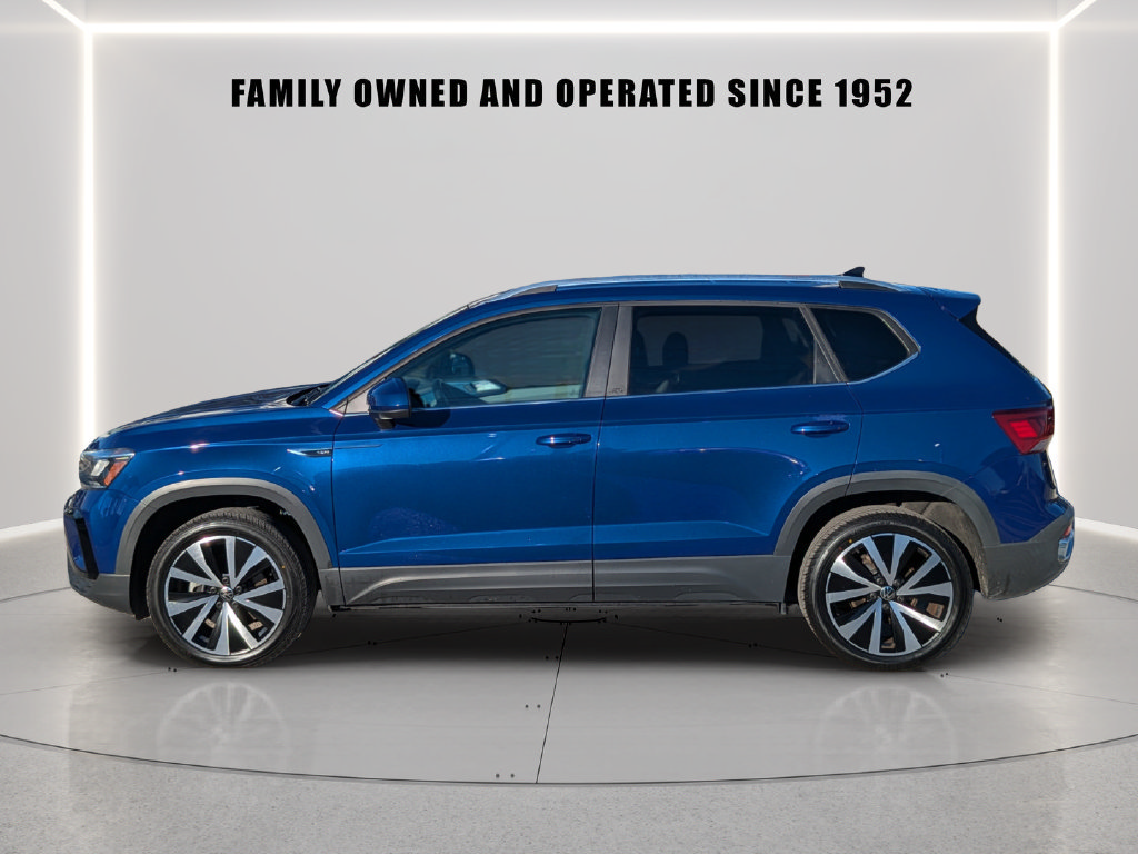 Used 2022 Volkswagen Taos SE FWD image 3