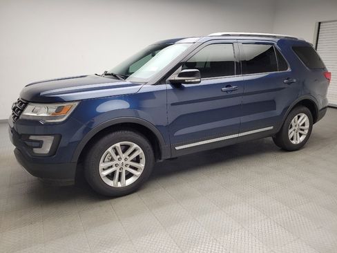 Used 2017 Ford Explorer XLT FWD image 2