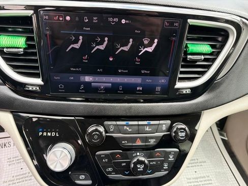 Used 2022 Chrysler Pacifica Touring-L FWD image 19
