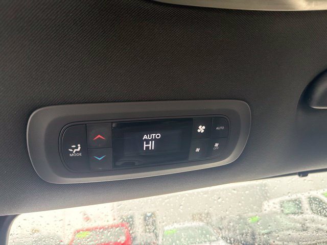 Used 2025 Chrysler Pacifica Select FWD image 14