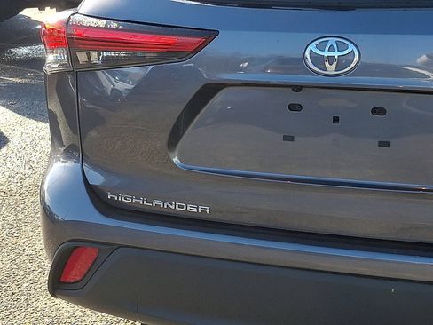 Used 2022 Toyota Highlander XLE image 17