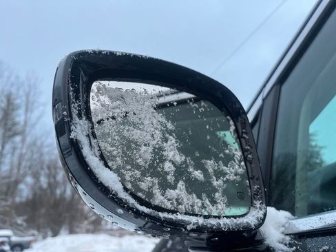 Used 2024 Chrysler Pacifica Touring-L image 11