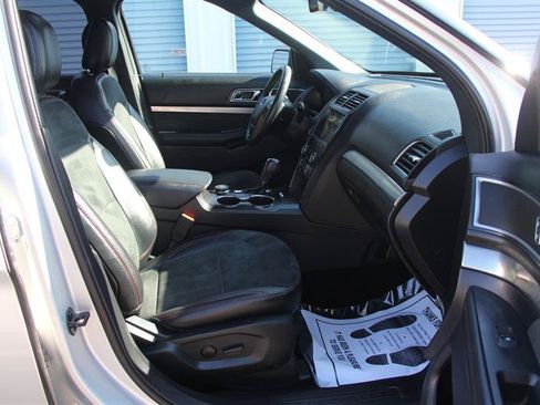 Used 2019 Ford Explorer XLT w/ Equipment Group 202A AWD/4WD image 17