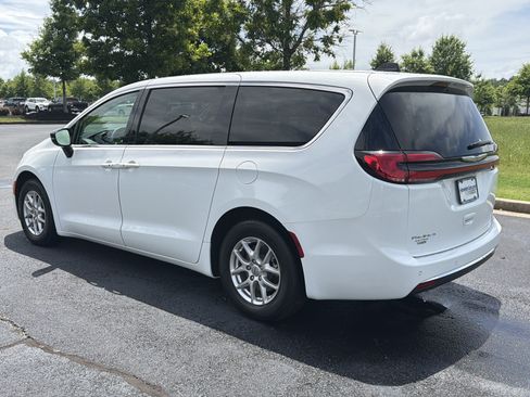 Used 2024 Chrysler Pacifica Touring-L FWD image 7