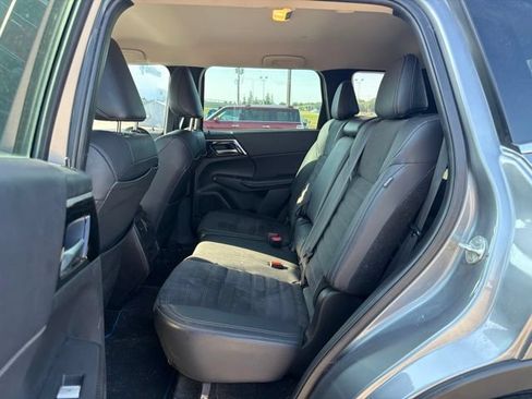 Used 2023 Mitsubishi Outlander 4WD Plug-In Hybrid image 8