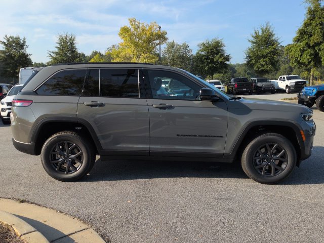 New 2027 Jeep Grand Cherokee Altitude RWD image 3
