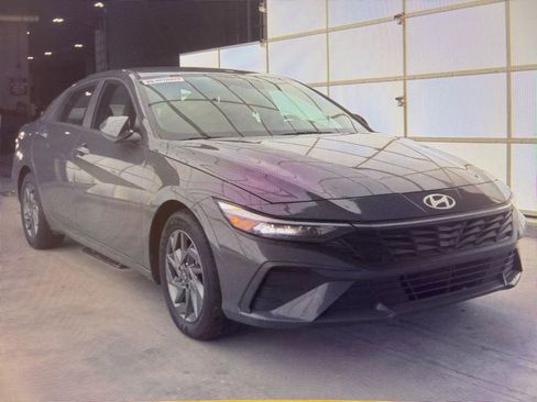 Used 2024 Hyundai Elantra SEL image 2