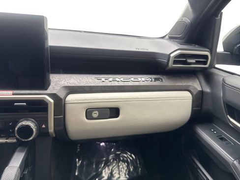 Used 2025 Toyota Tacoma Limited AWD/4WD image 58