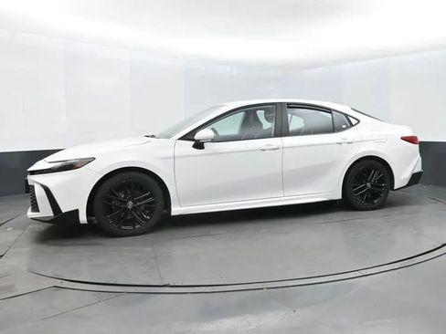 Used 2025 Toyota Camry SE image 5