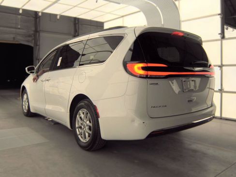 Used 2022 Chrysler Pacifica Touring-L FWD image 7