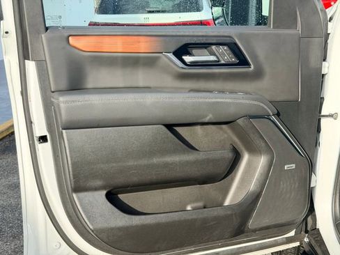 Certified 2025 GMC Yukon Denali image 10