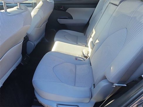 Used 2023 Toyota Highlander LE image 29