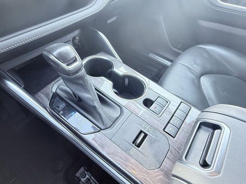 Used 2021 Toyota Highlander Limited image 19