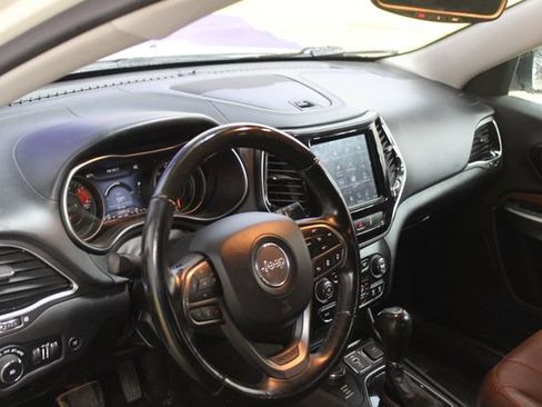 Used 2019 Jeep Cherokee Overland w/ Technology Group AWD/4WD image 12