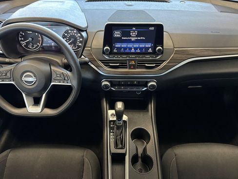 Used 2025 Nissan Altima 2.5 SV FWD image 13