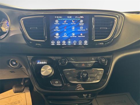 Used 2020 Chrysler Pacifica Touring w/ S Appearance Package image 22