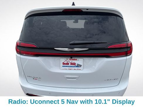 Used 2026 Chrysler Pacifica Limited FWD image 5