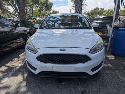 Used 2018 Ford Focus SE FWD image 2