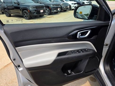 Used 2025 Jeep Compass Limited AWD/4WD image 19