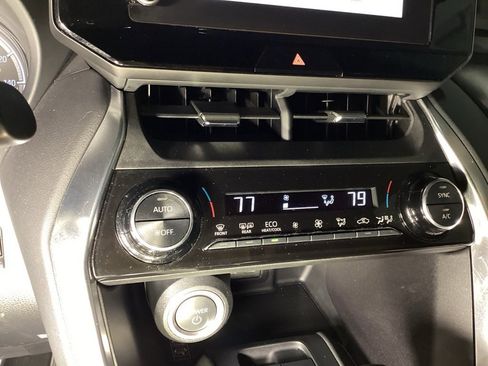 Used 2023 Toyota Venza LE image 15