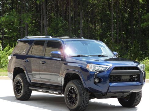 Used 2020 Toyota 4Runner SR5 AWD/4WD image 43